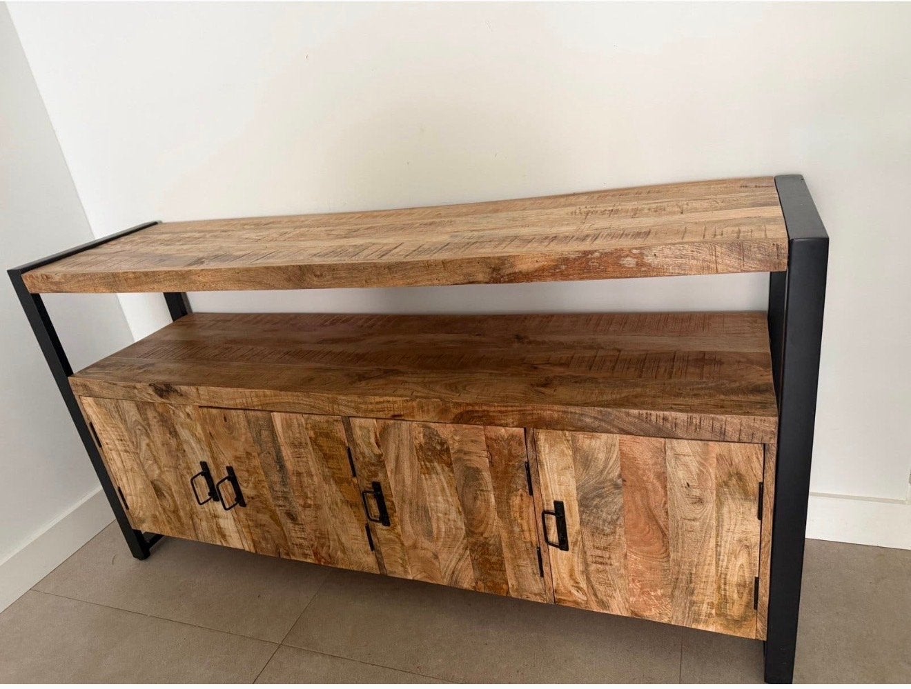 Industriële TV-kast / Dressoir van mangohout en metaal, Ophalen, 100 tot 150 cm, Zo goed als nieuw, 25 tot 50 cm