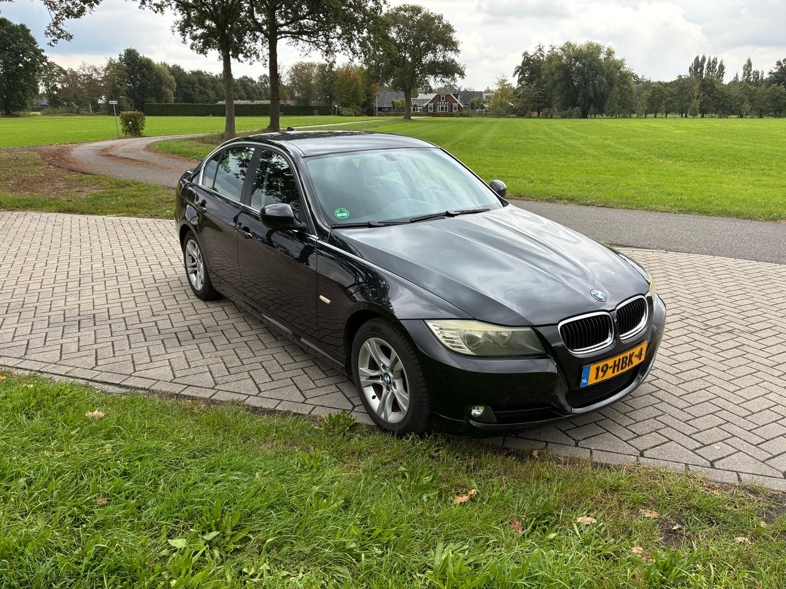 BMW 3-Serie E90 3.0 325I 160KW 2008 Zwart - Nieuwe APK, Auto's, 745 kg, Zwart, Verwarmde buitenspiegels, 75 €/maand