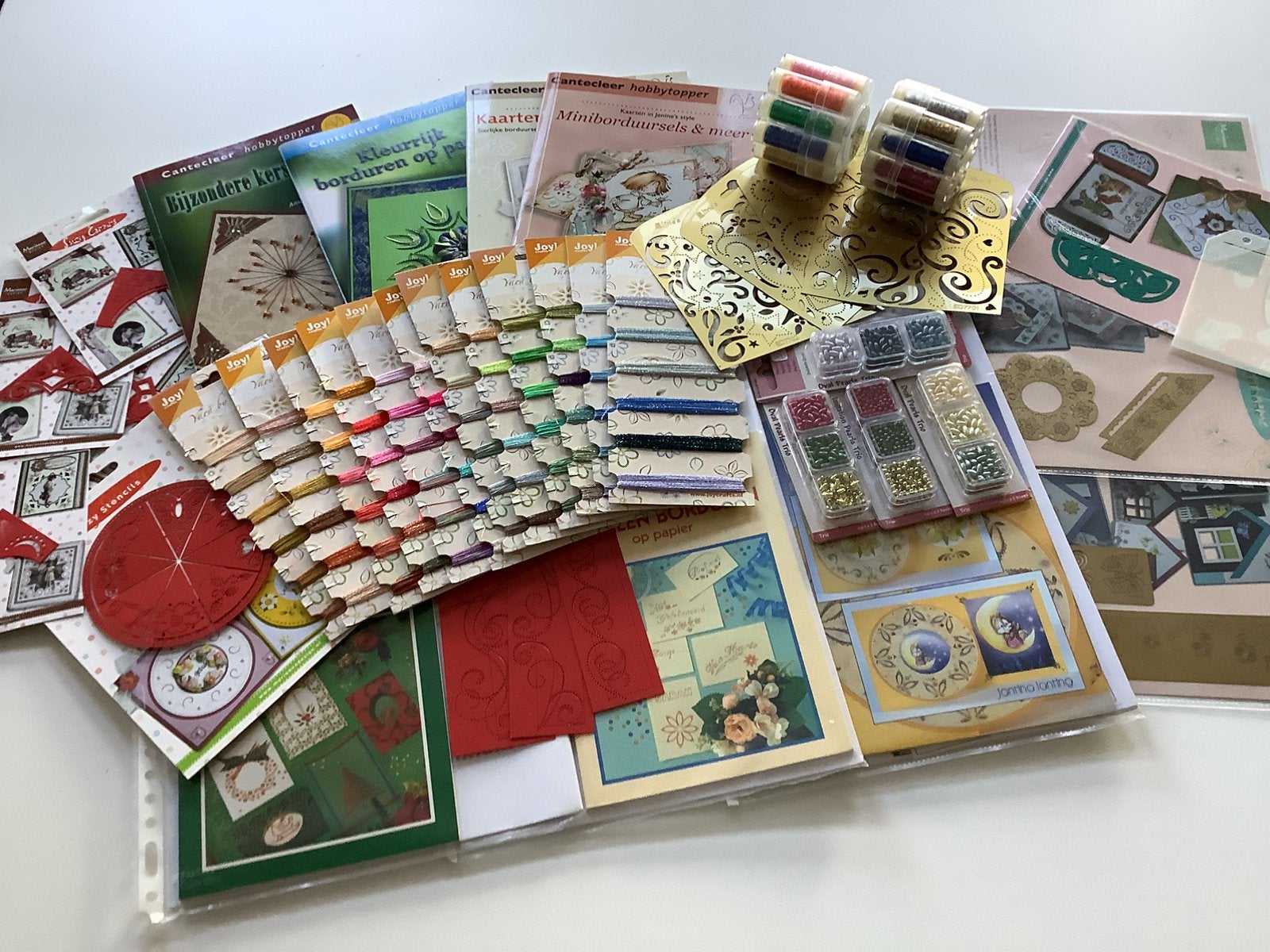 Veel patronen en materiaal om kaarten te borduren., Hobby en Vrije tijd, Ophalen of Verzenden, Gebruikt, Overige thema's, Overige typen