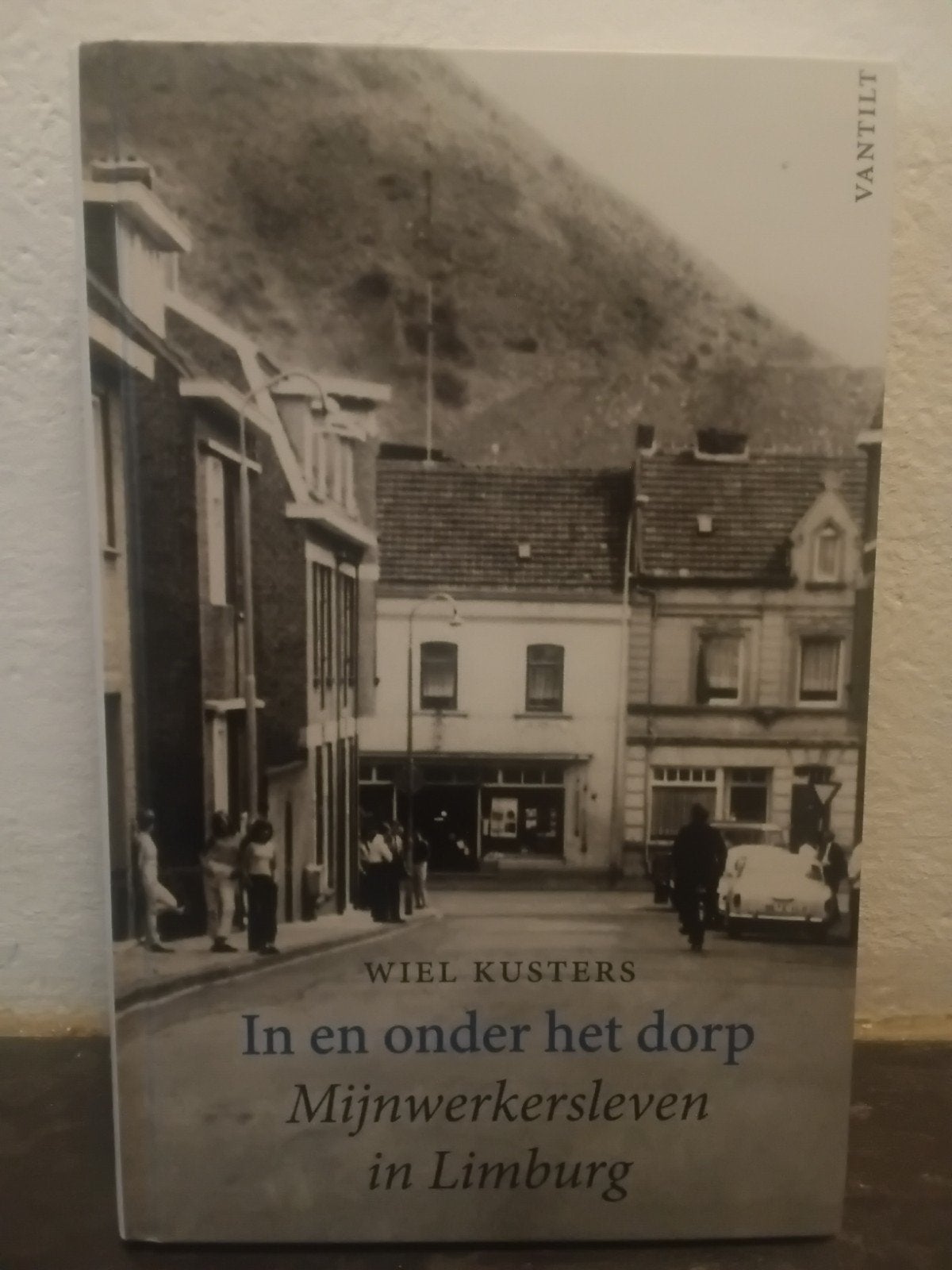 IN EN ONDER HET DORP Mijnwerkersleven in Limburg Wiel Kuster, 20e eeuw of later, Ophalen of Verzenden, Zo goed als nieuw, WIEL KUSTERS