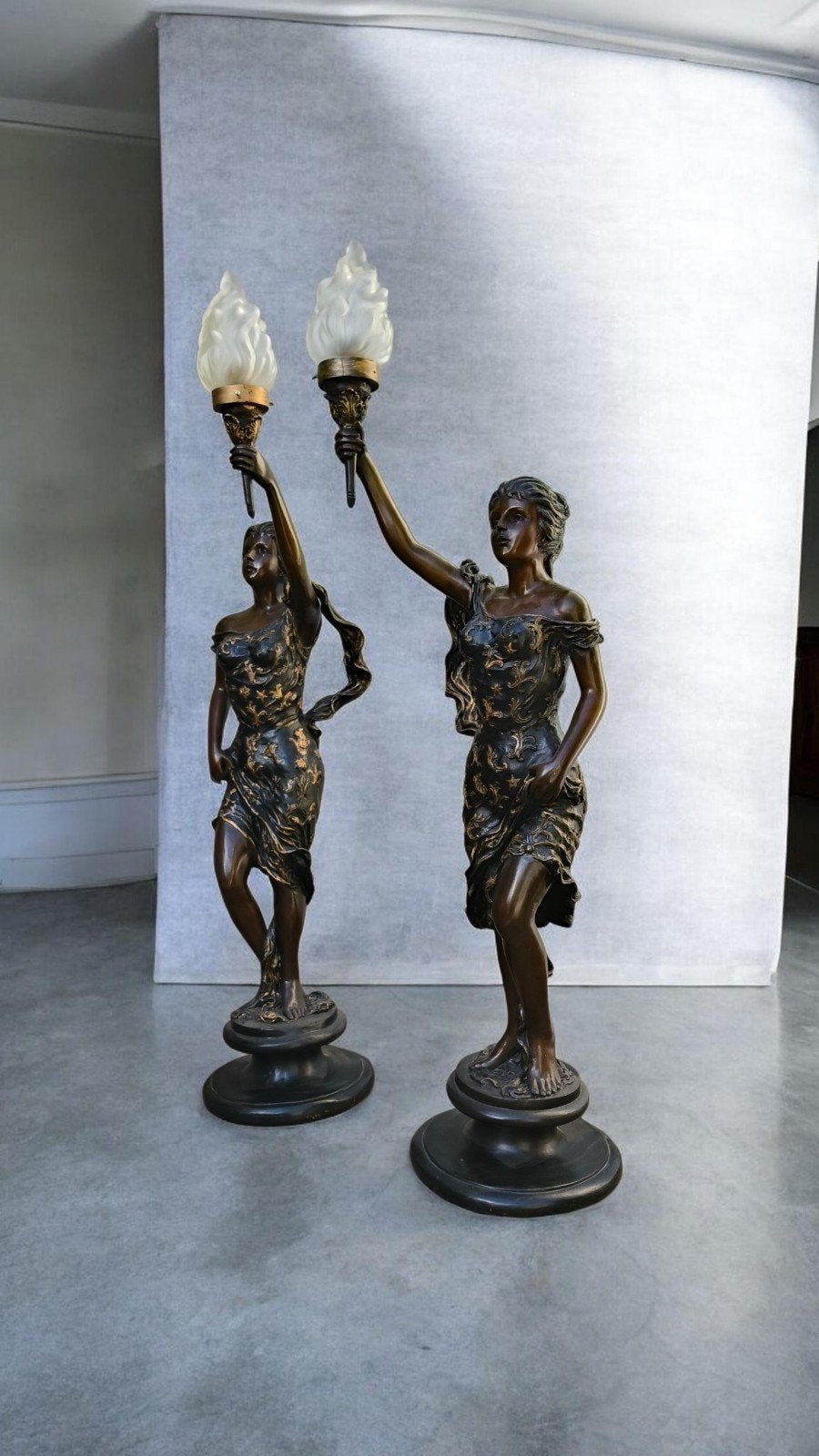 twee grote bronzen beelden van vrouwen (lampen), Ophalen