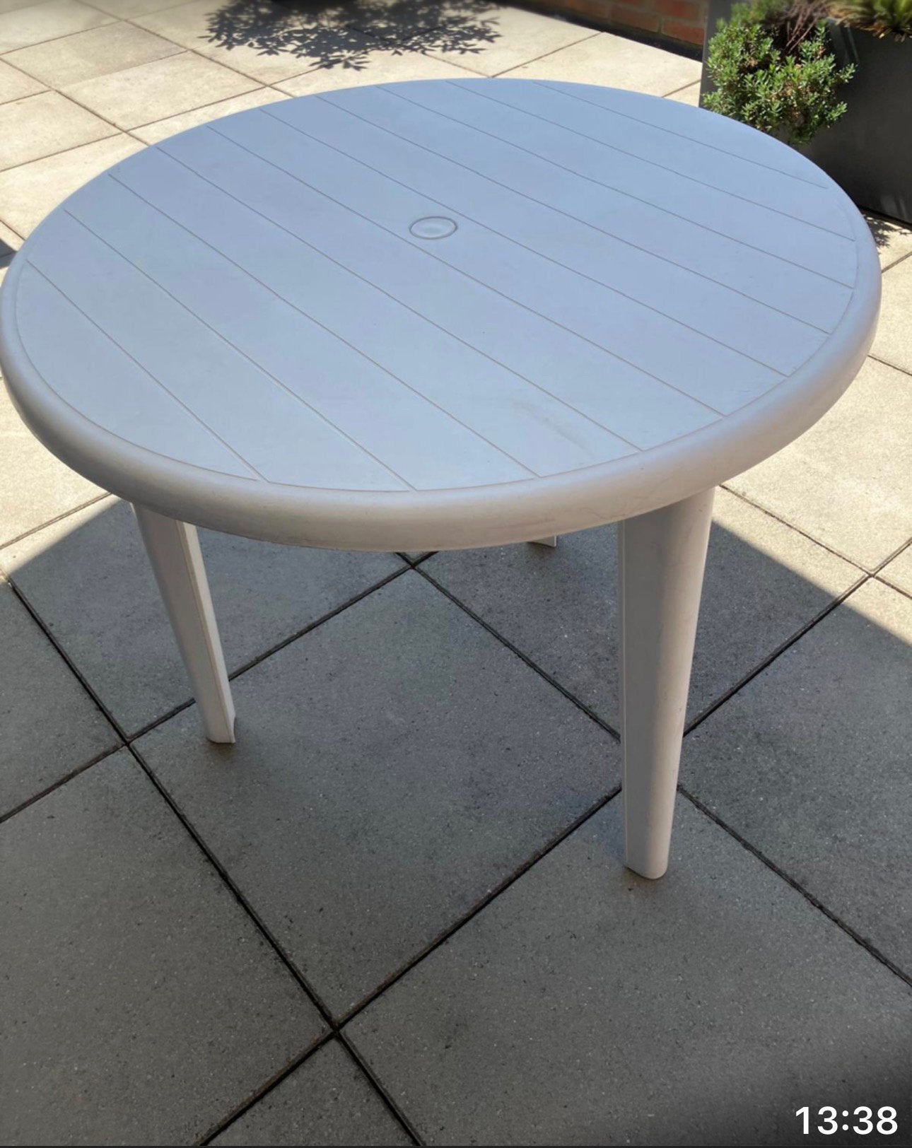 Witte ronde tuintafel van kunststof, Ophalen, Zo goed als nieuw, Rond, Kunststof