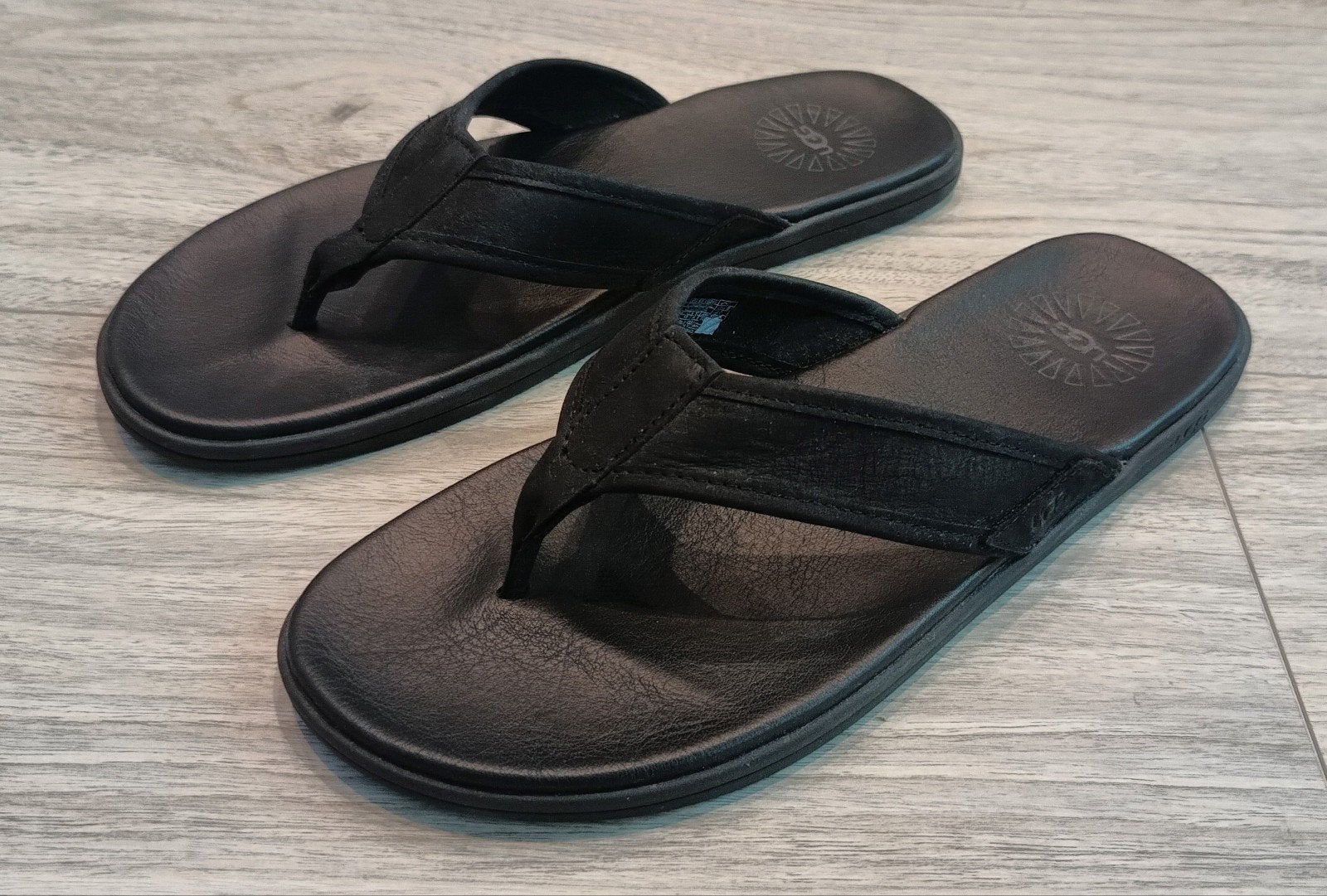 UGG Heren Slippers zwart leer maat 44 NIEUW!, Slippers, UGG, Zwart, Nieuw