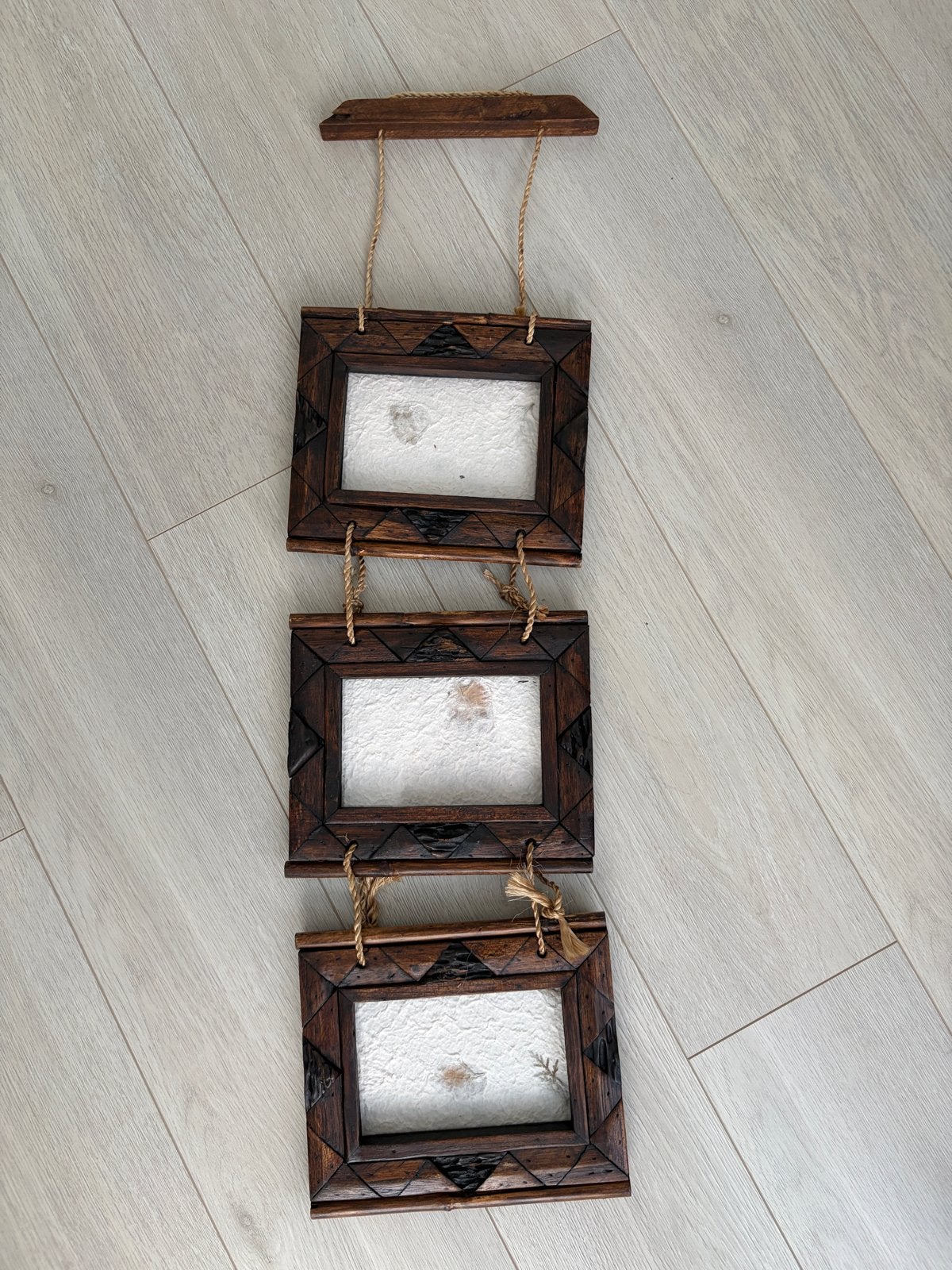 Gratis: Hangende houten fotolijst voor 3 foto's (9x14 cm), Ophalen, Bruin, Gebruikt, Fotolijst