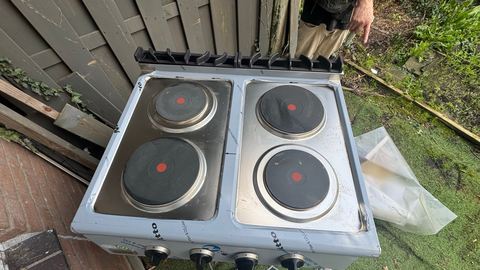 Professioneel 4-pits elektrisch fornuis met gasbranders, Witgoed en Apparatuur, Minder dan 85 cm, 60 cm of meer, Nieuw, Vrijstaand