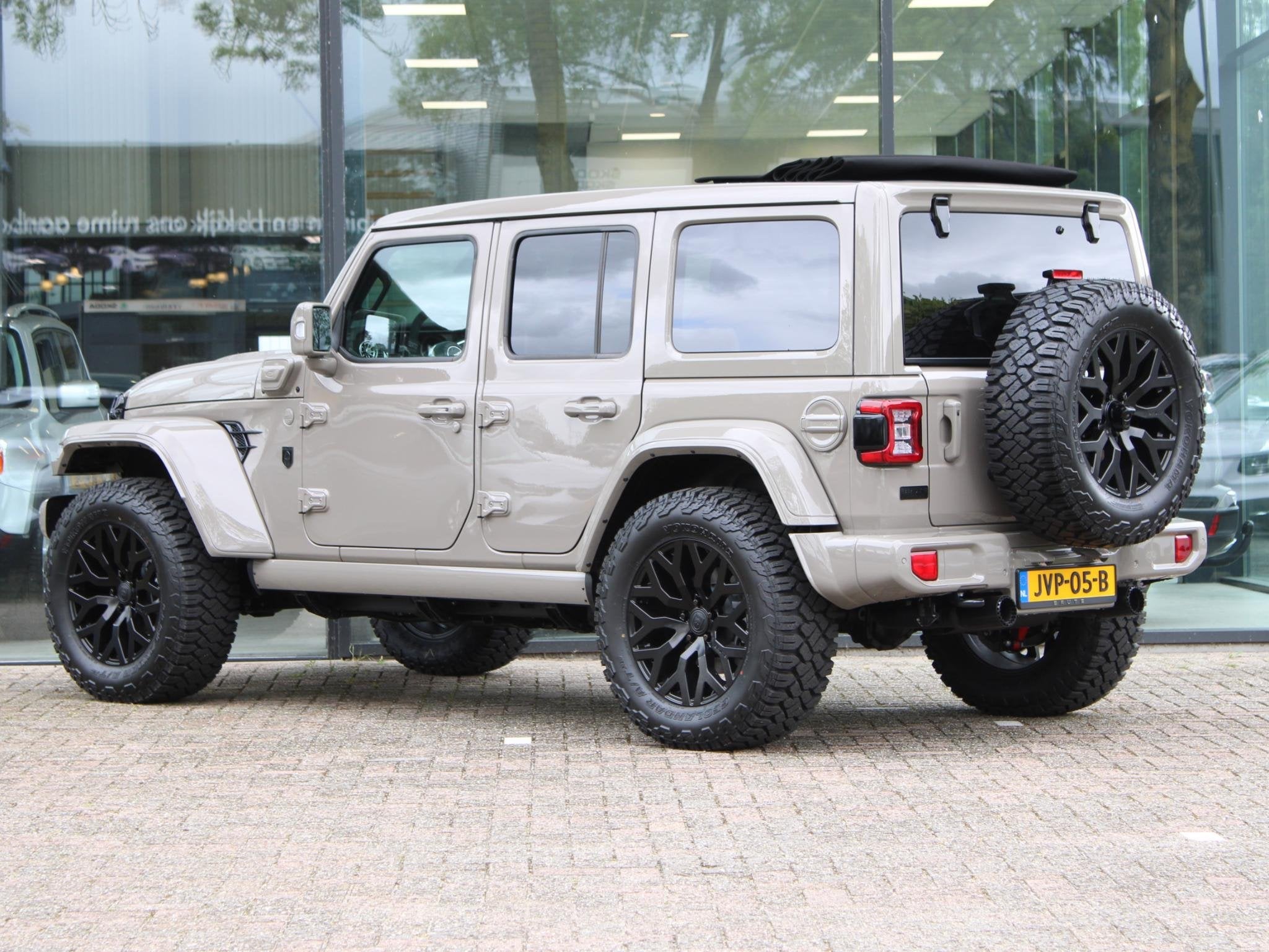Jeep Wrangler Unlimited 4xe 380 Brute Custom Conversion Skyv, Auto's, Jeep, Automaat, 12 maanden, Automatische klimaatregeling