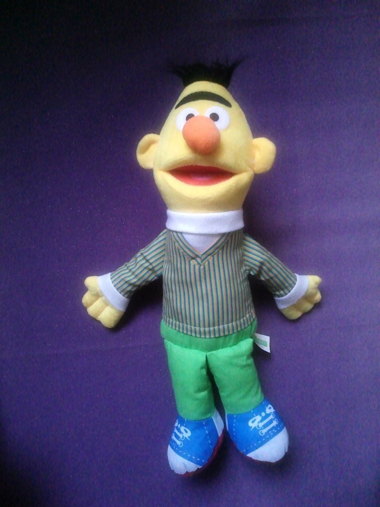 SESAMSTRAAT Knuffel BERT UIT 2024. 40 CM **Nieuw**, Overige merken, Overige karakters, Overige typen, Nieuw