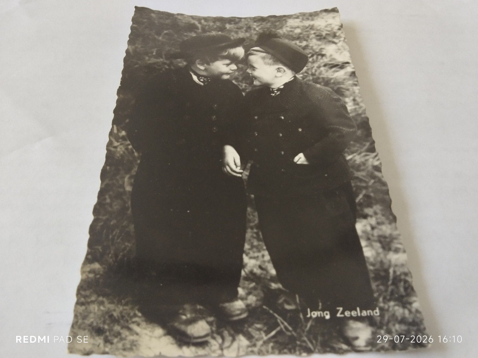 Oude foto: Twee jongens in klederdracht, 'Jong Zeeland', Gebruikt, Foto, Klederdracht, Ophalen of Verzenden