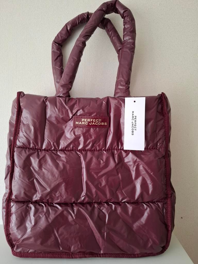 Perfect Marc Jacobs puffer tas. Burgundy. 32x32x7 cm. Nieuw., Sieraden, Tassen en Uiterlijk, Tassen | Damestassen, Ophalen of Verzenden