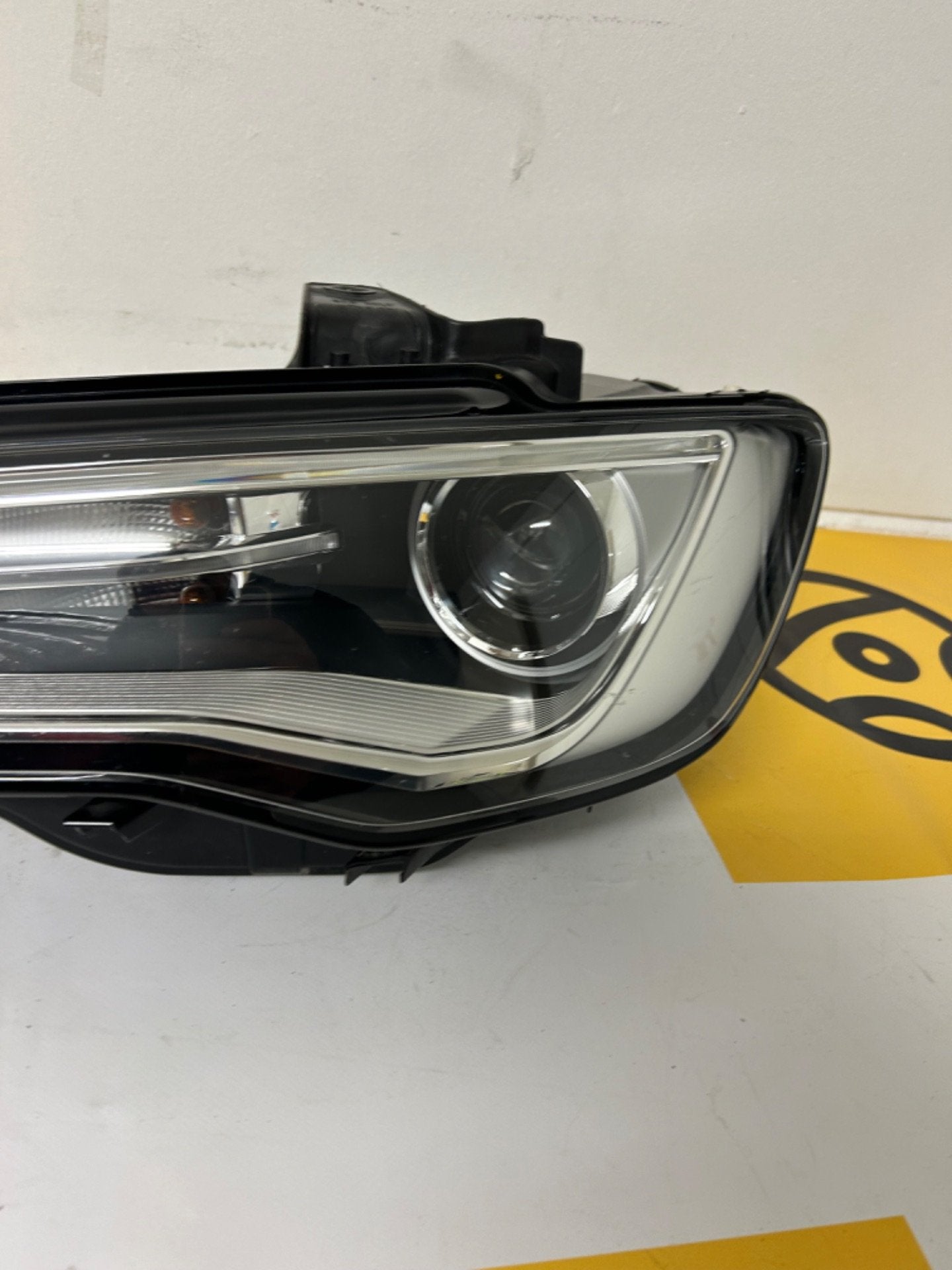 Koplamp Audi A3 8V Bixenon 2012-2016 8VO941005 Linksvoor, Gebruikt, AUDI AG, Auto-Union-Strasse 1
85045  Ingolstadt, DE, Kundenbetreuung@audi.de