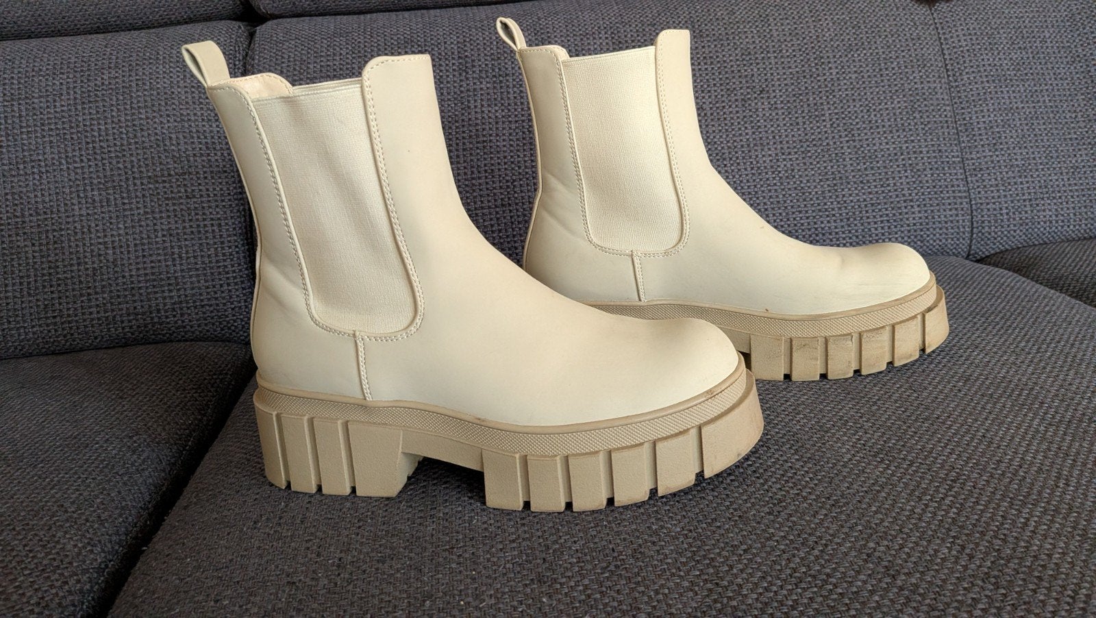 Creme kleurige laarsjes merk Only maat 40, Kleding | Dames, Schoenen, Ophalen of Verzenden, Zo goed als nieuw, Beige