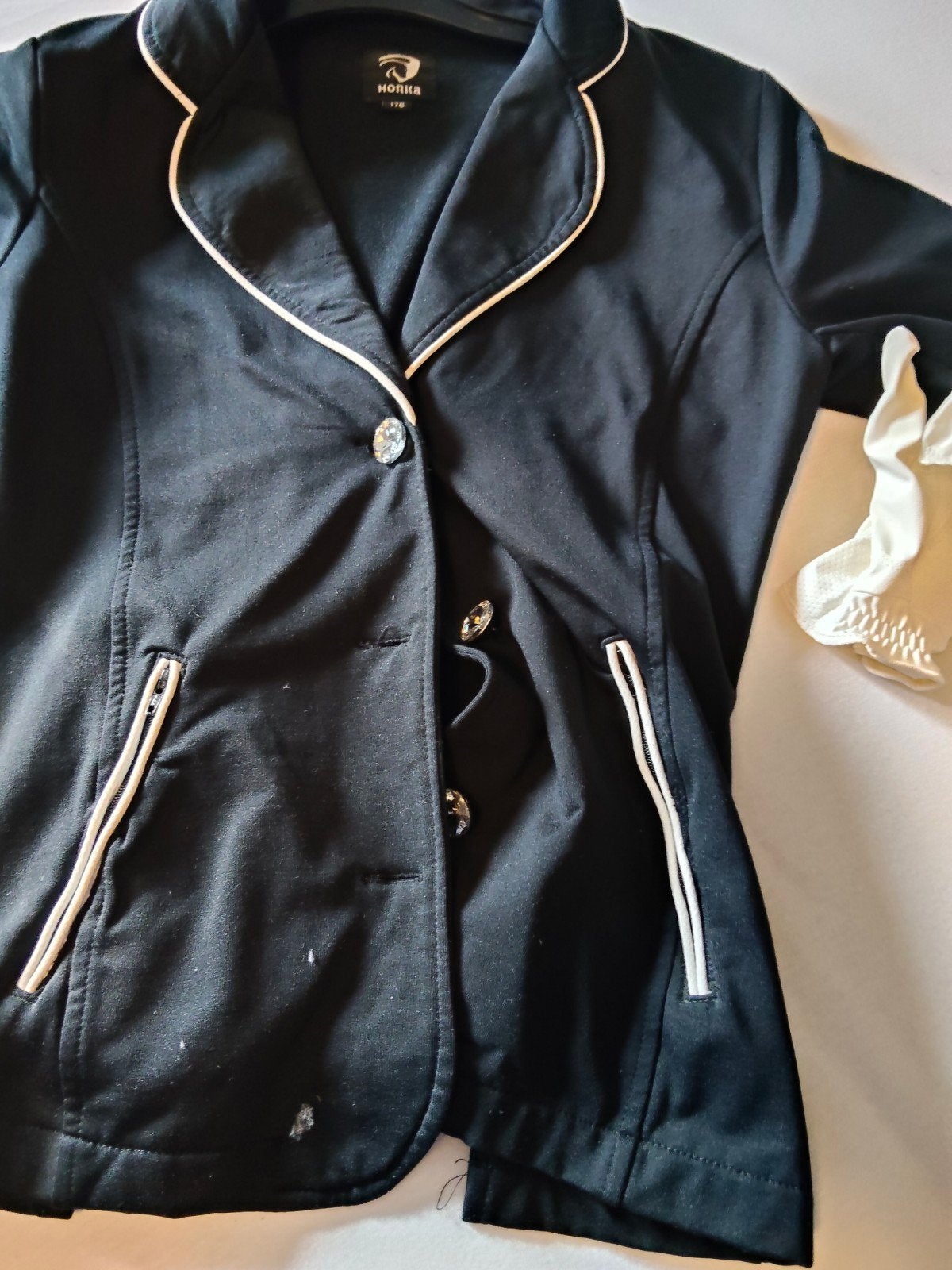 Zwart rijjasje met witte accenten, handschoenen en plastron, Ophalen of Verzenden, Zo goed als nieuw, Zwart, Jasje