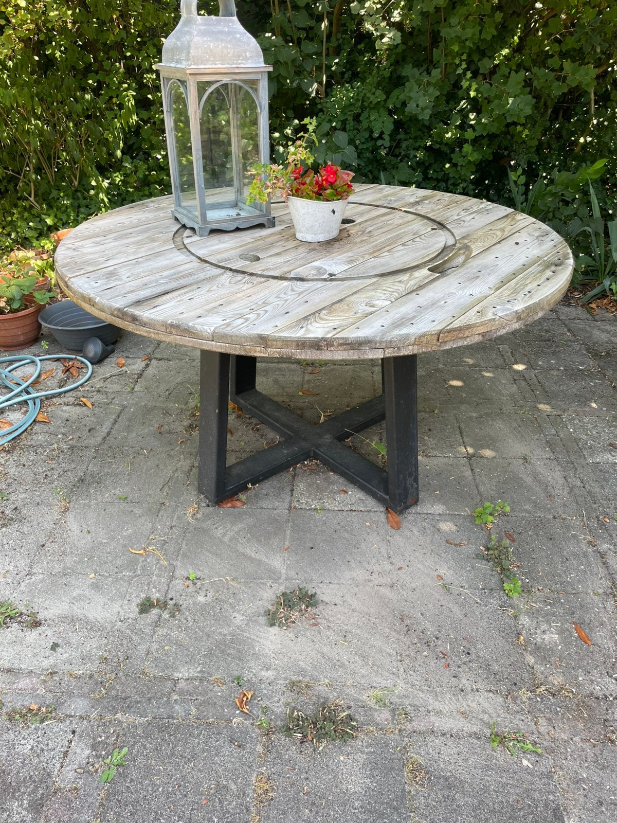 Grote robuste ronde buitentafel met zwart onderstel, Ophalen, Gebruikt, Rond, Hout