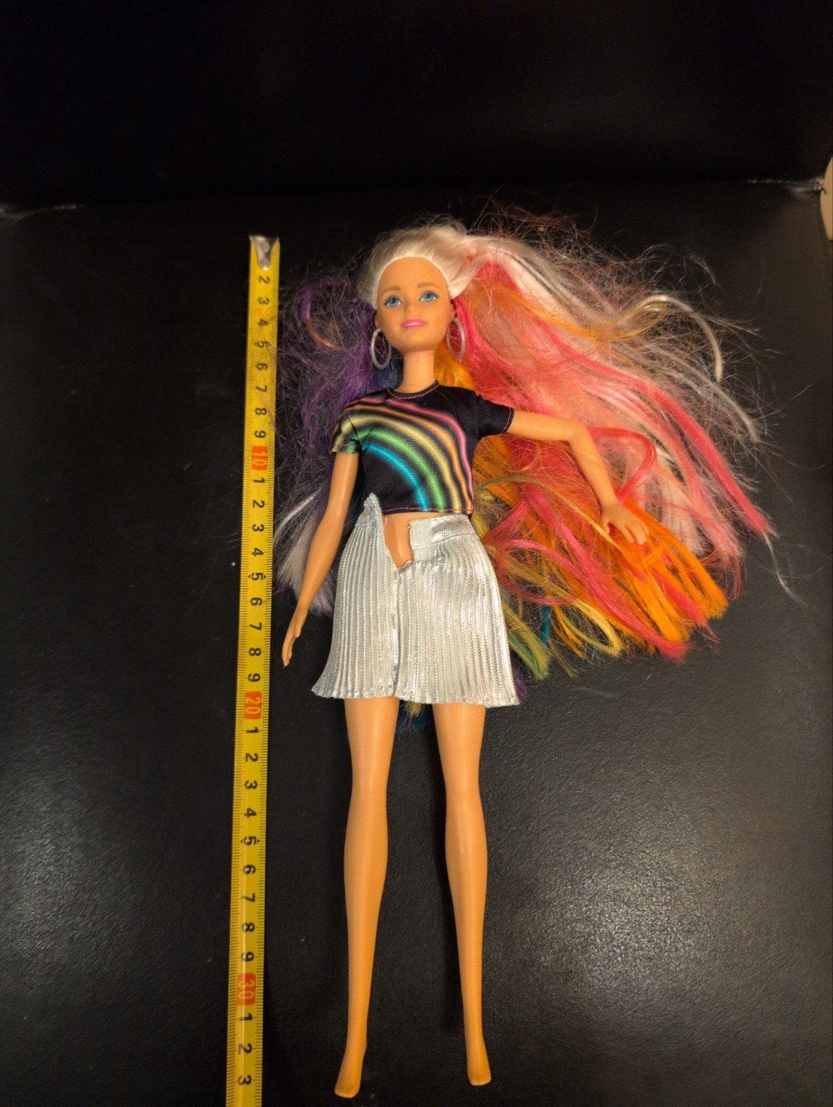 Barbie pop met regenbooghaar en zilveren rok, Ophalen of Verzenden, Gebruikt, Barbie