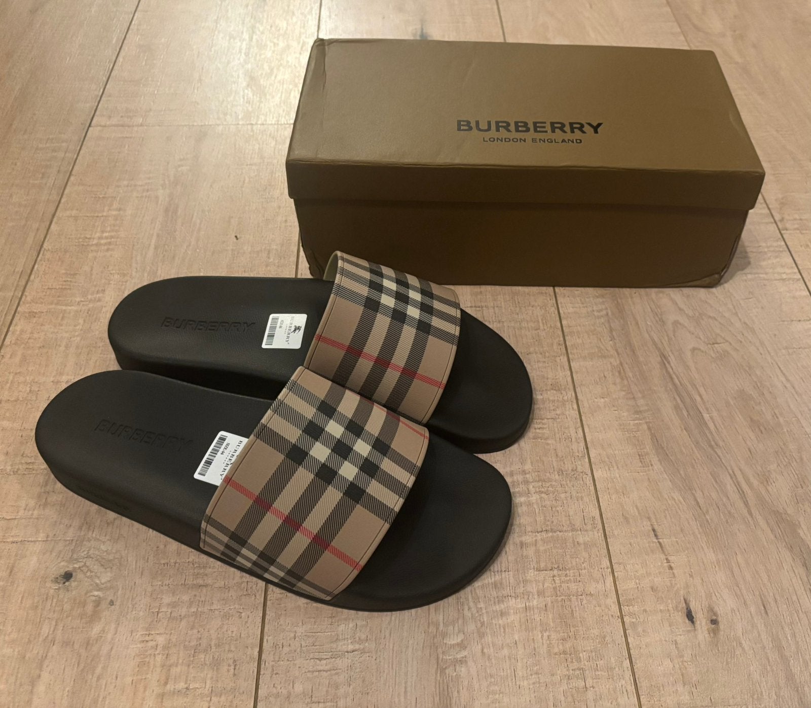 Burberry slippers maat 44 + doos - helemaal nieuw, Kleding | Heren, Badmode en Zwemkleding, Ophalen of Verzenden, Overige maten