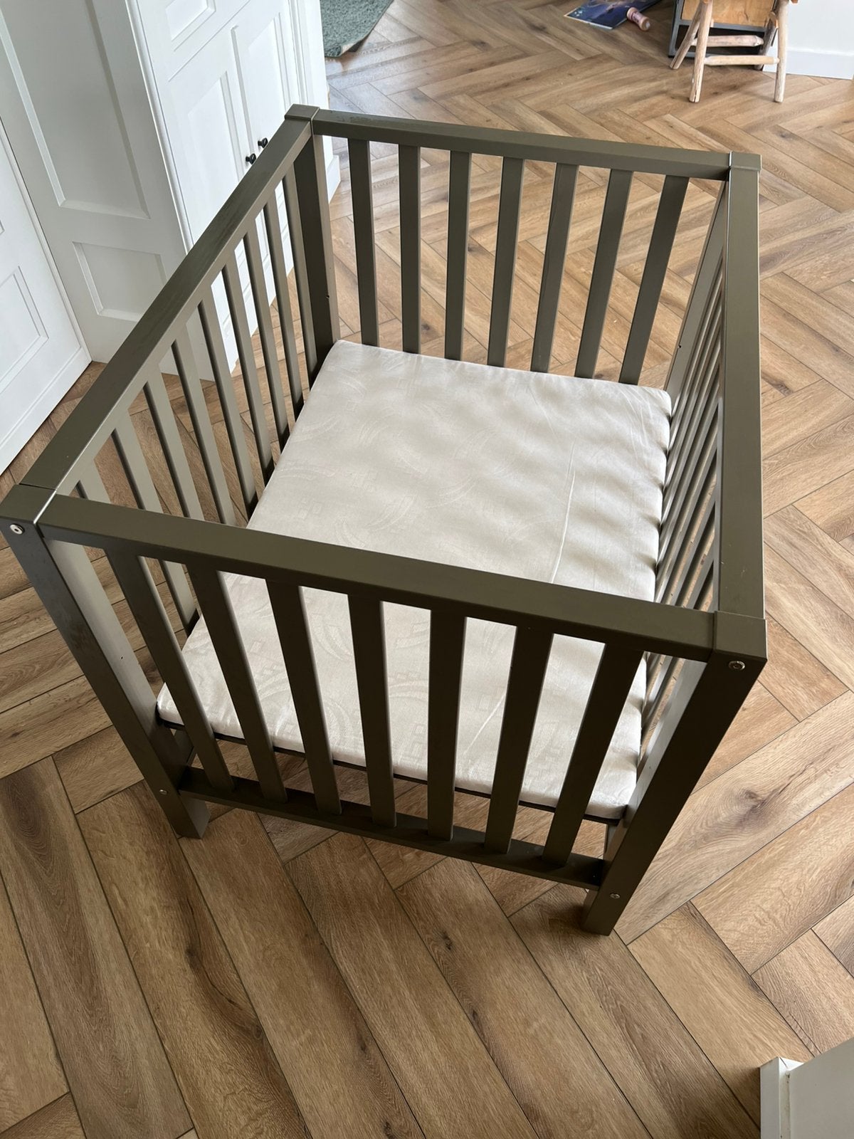 Box - taupe - met box matras, Ophalen, Zo goed als nieuw, Boxkleed
