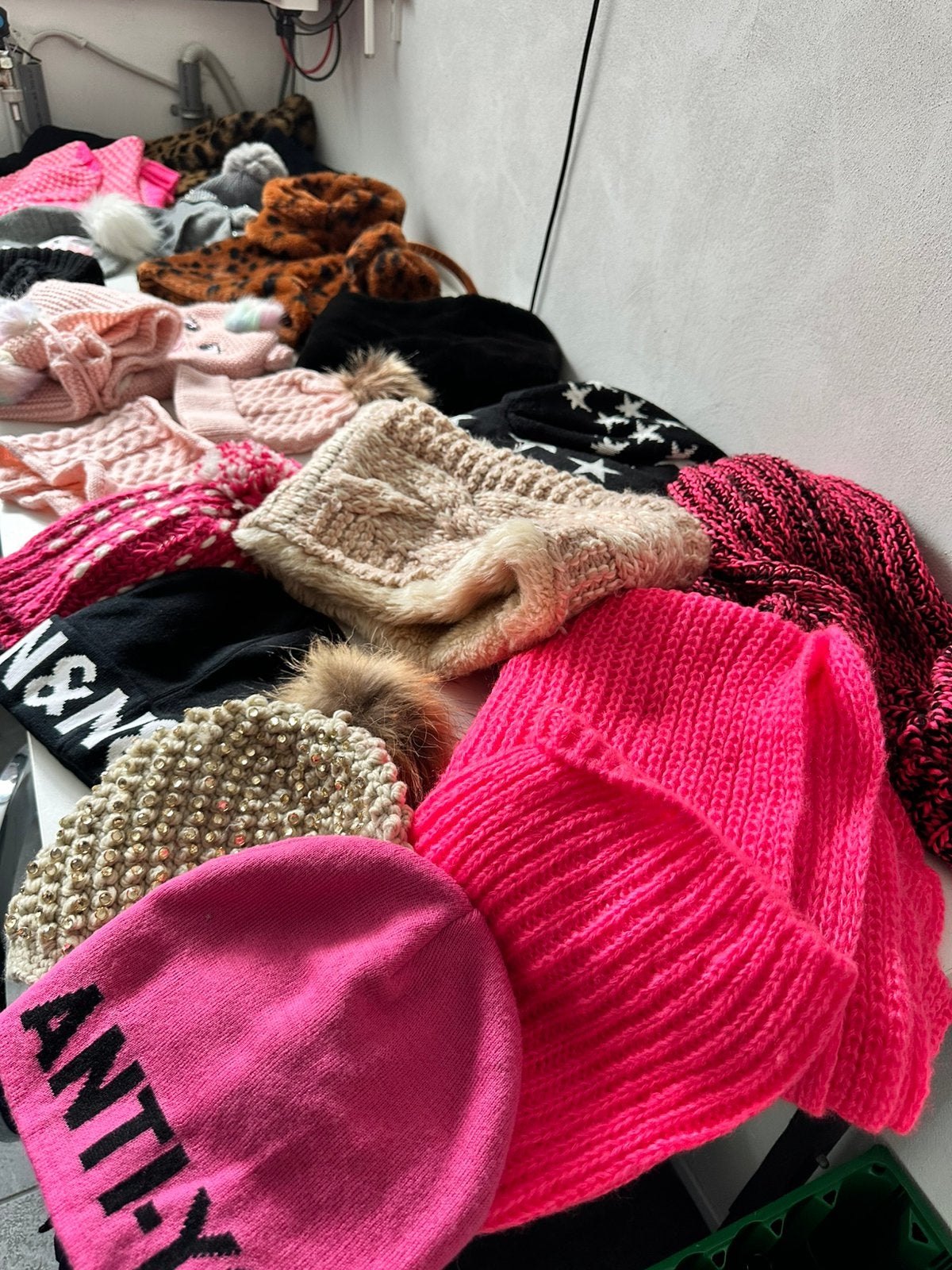 Pakket mutsen en sjaals 28 stuks in 1 koop zgan roze zwart, Kinderen en Baby's, Babykleding | Mutsen, Sjaals en Wanten, Ophalen of Verzenden