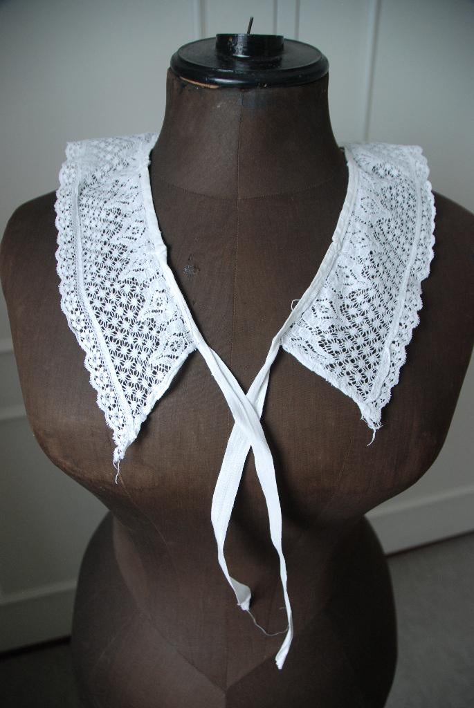 Antieke Kanten kraag met brede achterkant, Antiek en Kunst, Antiek | Kleding en Accessoires, Verzenden
