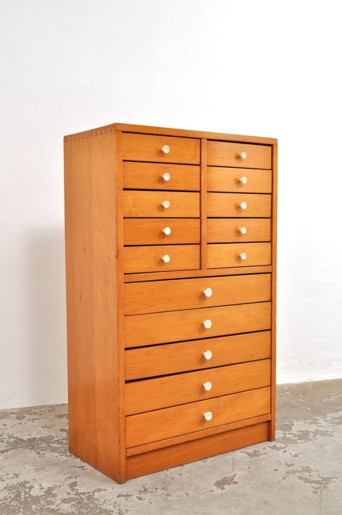 Vintage houten ladekast beukenhouten schoolkast jaren 50
