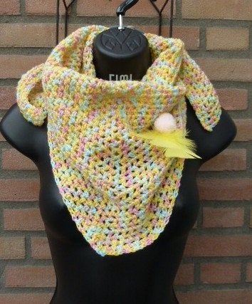 DREIHOEKSJAAL GEEL MET SIERSPELD NIEUW, Kleding | Dames, Ophalen of Verzenden, Nieuw, Maat 38/40 (M), Sjaal