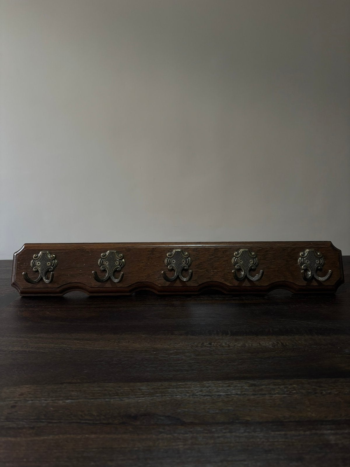 Houten kapstok met 5 dubbele goudkleurige haken, Ophalen, Zo goed als nieuw, Kunststof