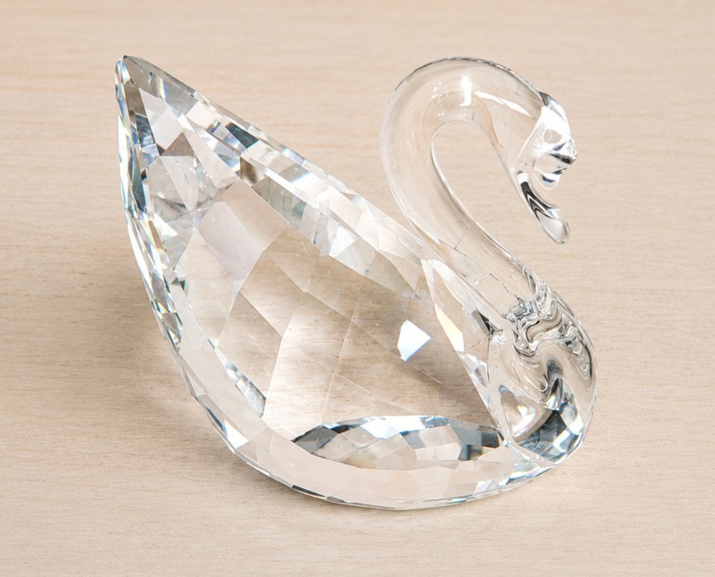Swarovski zwaan klein met doos en certificaat, Ophalen of Verzenden, Zo goed als nieuw, Figuurtje