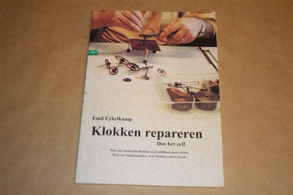Boek - Klokken repareren - Emil Eykelkamp, Antiek en Kunst, Antiek | Klokken, Ophalen of Verzenden