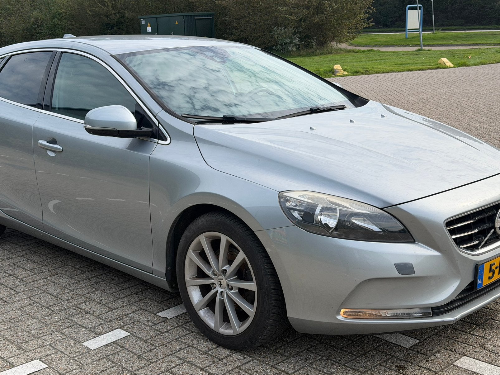 Volvo V40 1.6 T3 150PK 2013 Grijs, Auto's, Voorwielaandrijving, 1596 cc, 4 cilinders, Origineel Nederlands