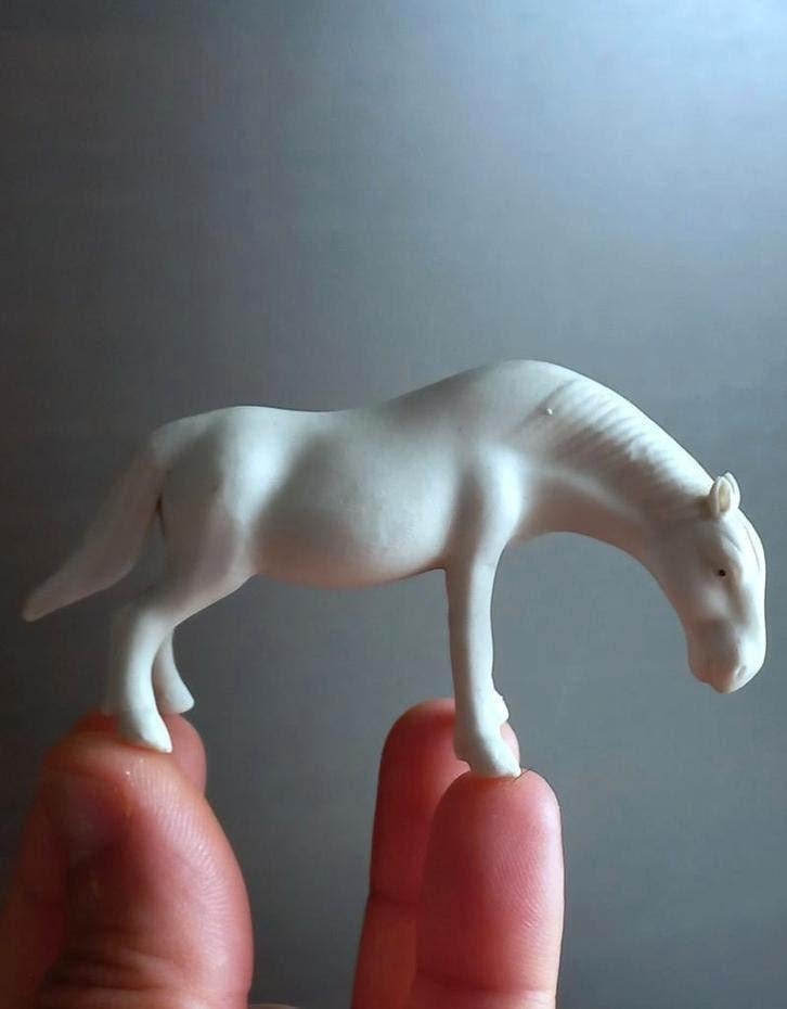 Een miniatuur porseleinen beeldje van een witte paard, Verzamelen, Ophalen of Verzenden