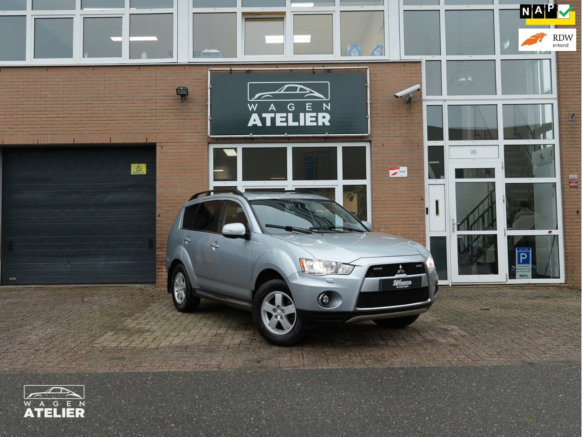 Mitsubishi Outlander 2.4 Instyle|7P|Schuifdak|Leder|Navi|Aut, Auto's, Automaat, Euro 5, Zwart, 4 cilinders