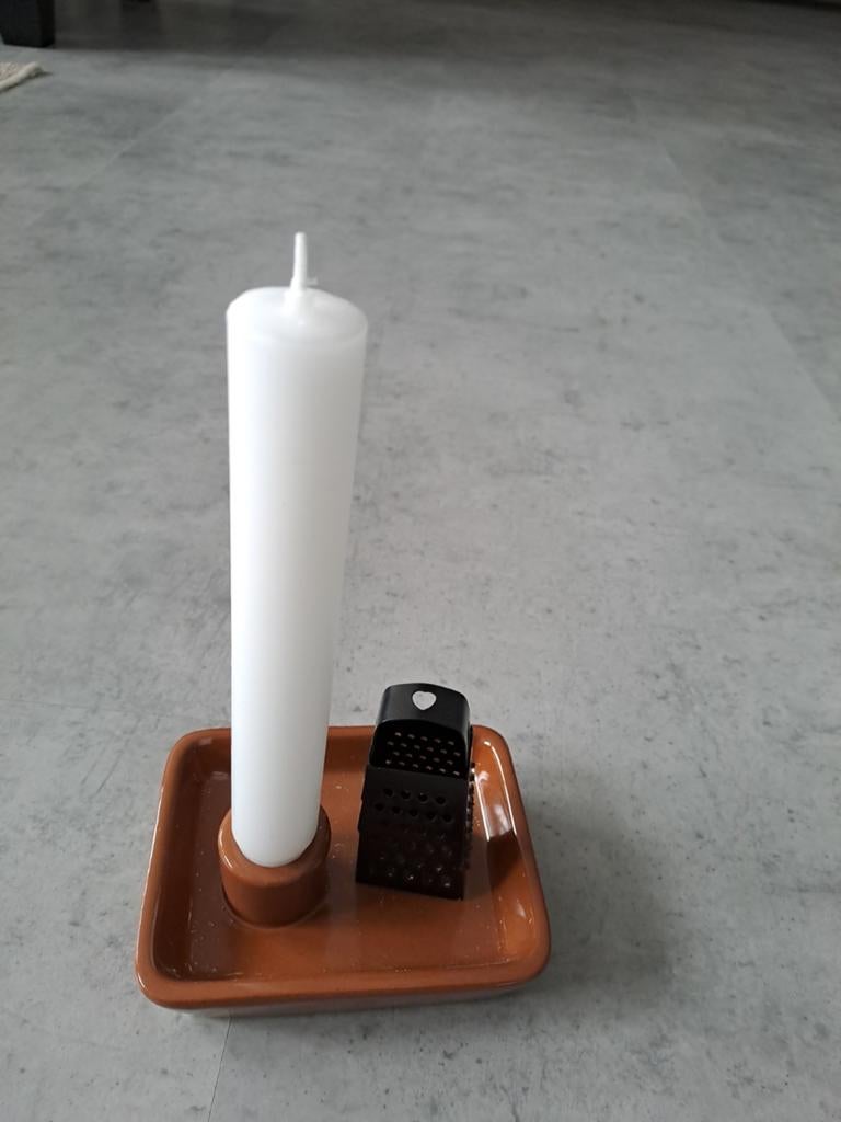 Witte kaars op terracotta schaal met raspje, Overige materialen, Bruin, Ophalen of Verzenden, Zo goed als nieuw