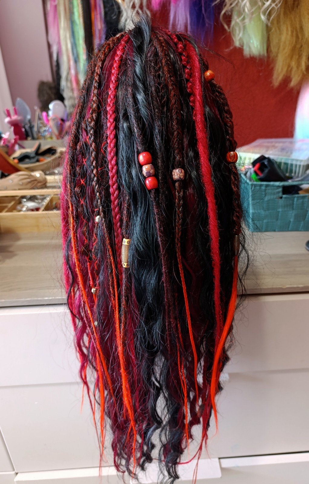 Zwart en rood haarklem met dreadlocks, vlechtjes, krullen, Ophalen of Verzenden, Nieuw