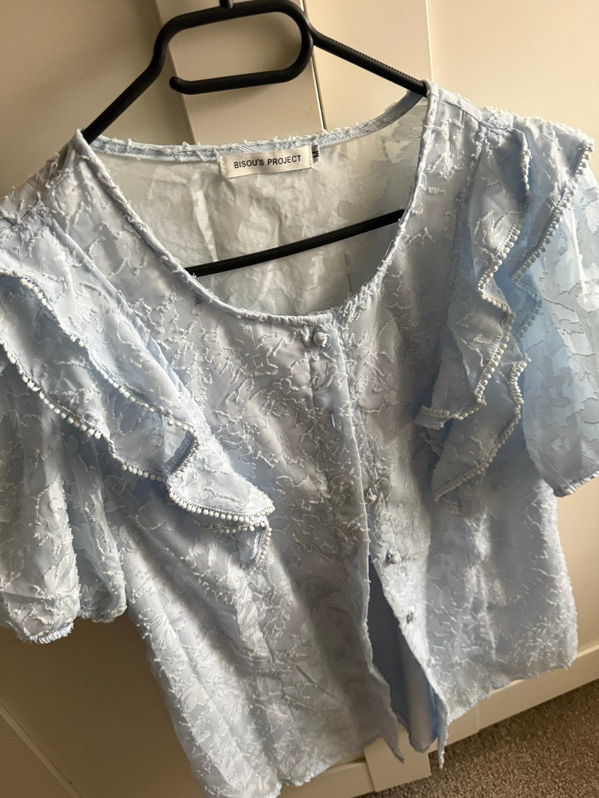 Lichtblauwe blouse met ruches en textuur, Verzenden, Zo goed als nieuw, Maat 38/40 (M), Blauw