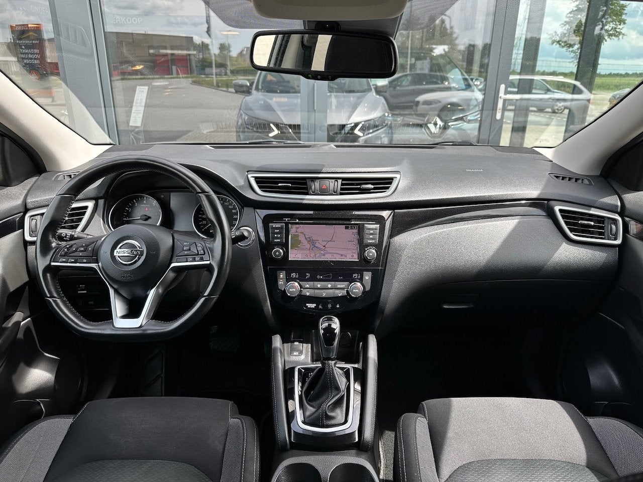 NISSAN Qashqai 1.3 DIG-T 160pk DCT Business Edition | Trekh., Stof, Gebruikt, 4 cilinders, 1290 kg