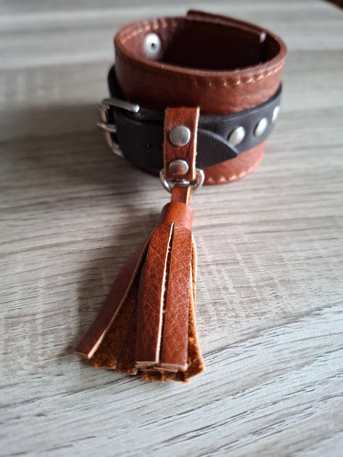 Leren armband met kwastje en studs - Vera Pelle, Ophalen, Nieuw, Bruin, Leer