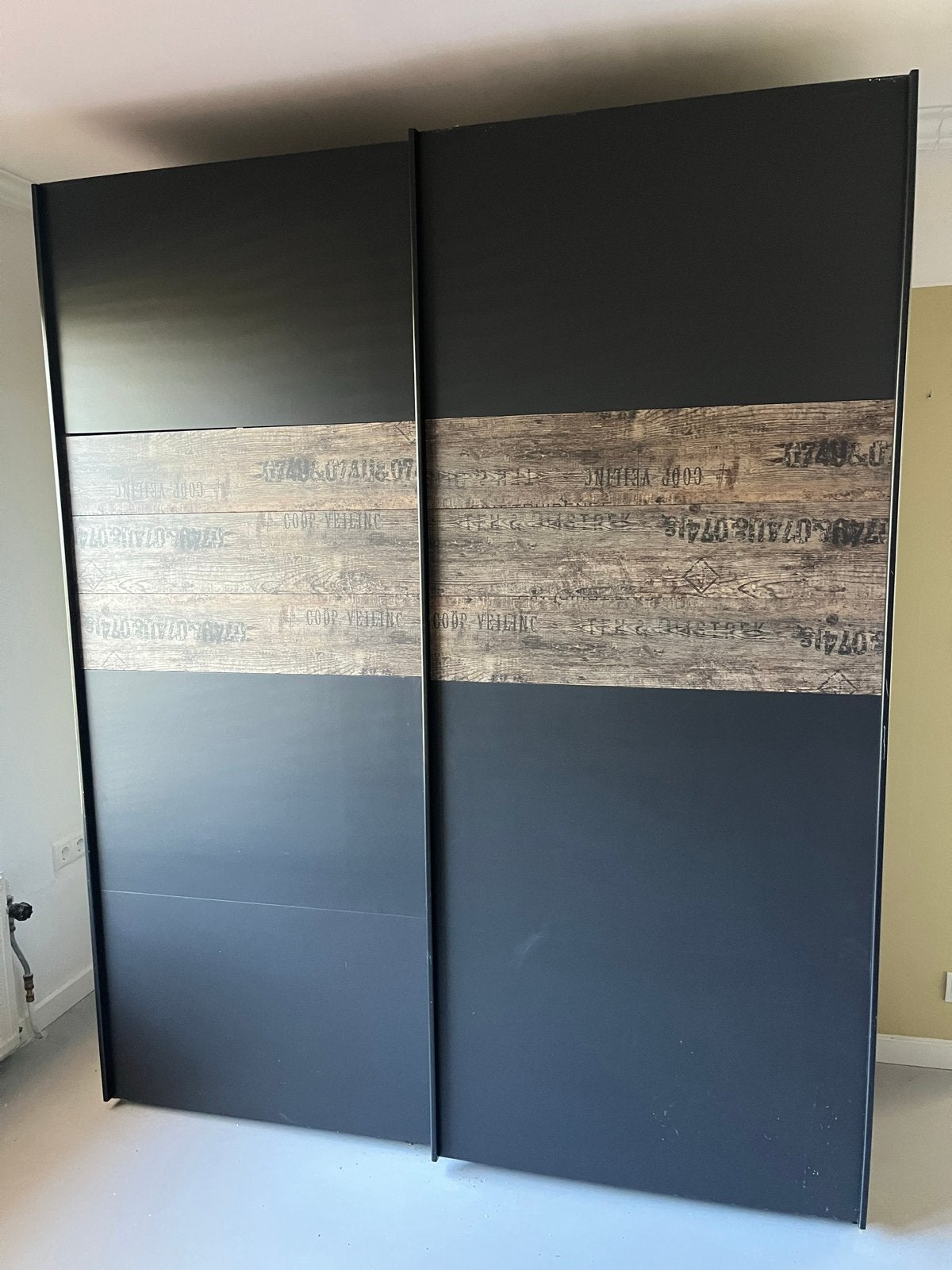 Moderne kledingkast met schuifdeuren en opbergruimte, Huis en Inrichting, Kasten | Kledingkasten, Gebruikt, 200 cm of meer, 150 tot 200 cm