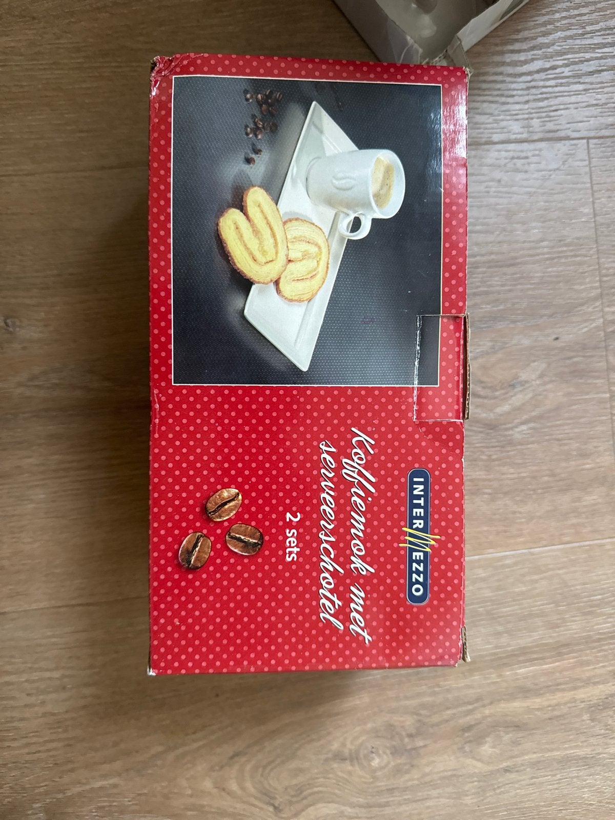 Intermezzo Koffiemok met Serveerschotel - 2 Sets, Overige merken, Keramiek, Nieuw, Ophalen of Verzenden