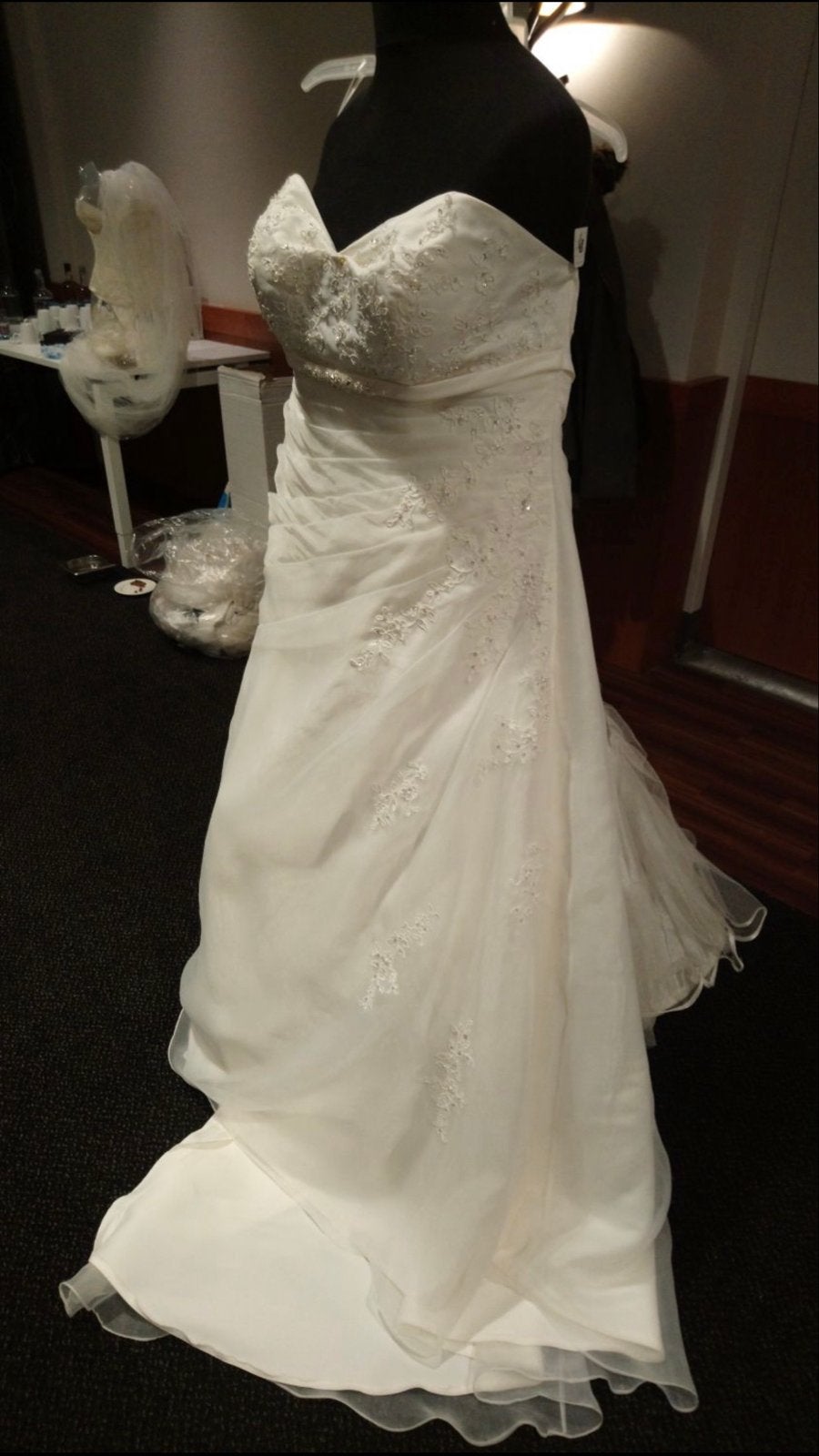 Elegante Trouwjurk Maat 48 met Kraaltjes, Ophalen, Gedragen, Wit, Trouwjurk