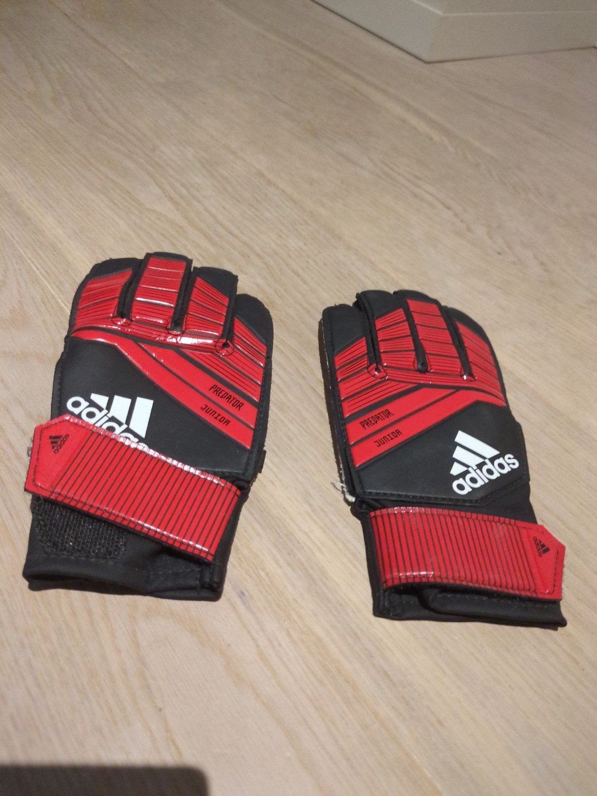 Adidas Predator Junior Keepershandschoenen Rood, Sport en Fitness, Voetbal, Maat XS of kleiner, Ophalen of Verzenden, Nieuw, Handschoenen