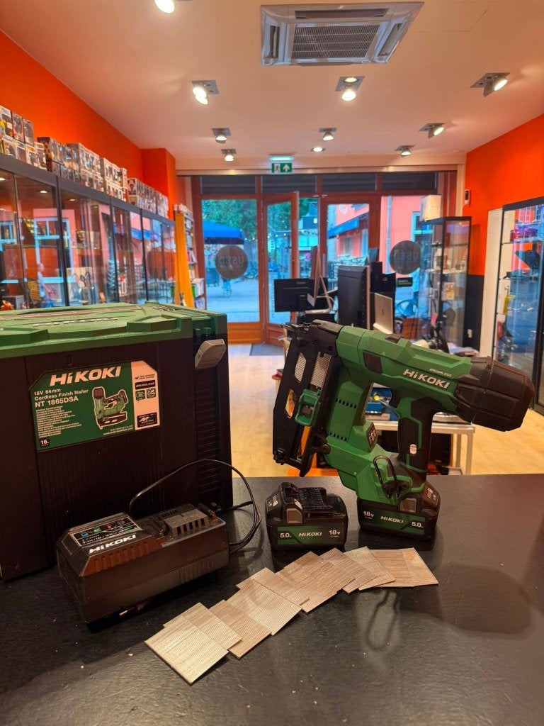 Hikoki finish nailer | 2 stuks 18v accu's |  Nieuwe staat, Doe-het-zelf en Verbouw, Gereedschap | Handgereedschap, Overige merken