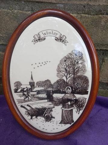Vintage wandbord 'Winter' in houten lijst, Gebruikt, Steen/keramiek, Ophalen of Verzenden, Meerkleurig