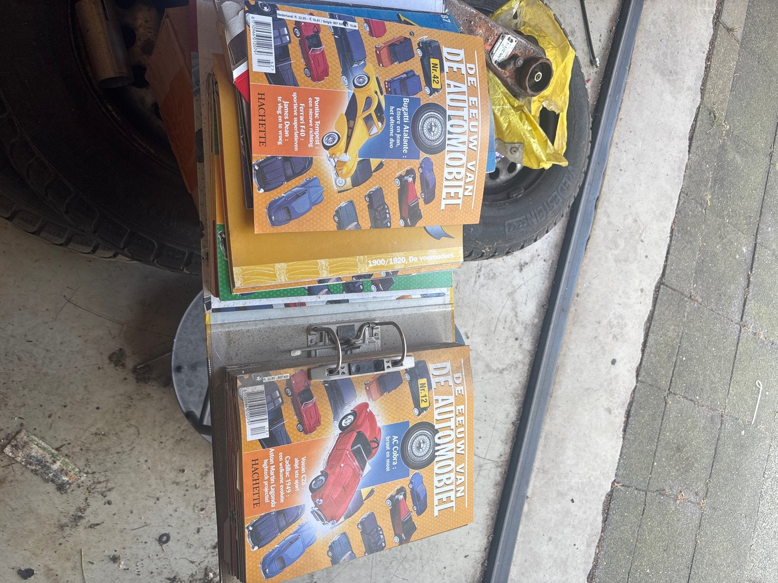 Gratis De Eeuw vande Automobiel - 2 mappen met tijdschriften, Ophalen of Verzenden, Gelezen, Algemeen
