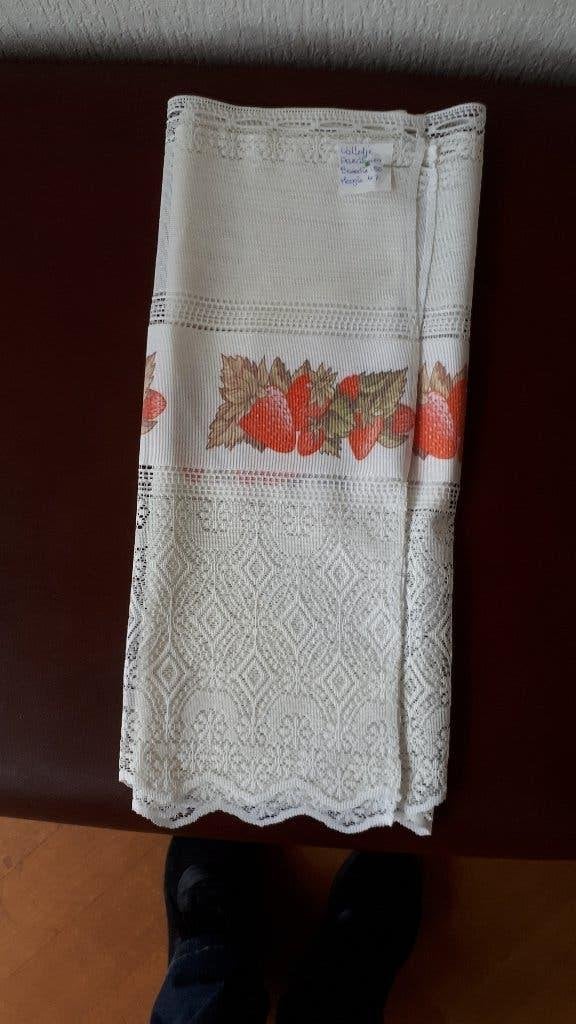 Een super leuk vrolijk aardbeien valletje gordijn 47 cm hoog, Vitrage, Overige merken, 150 cm, Ophalen of Verzenden