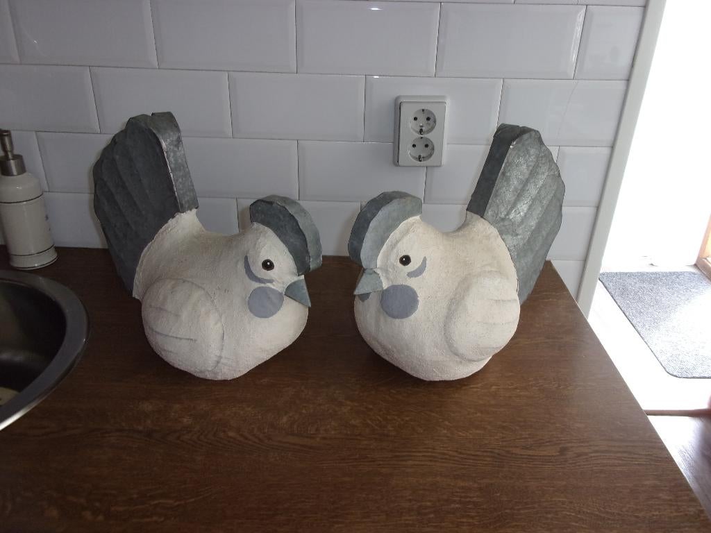 2 Kippen van Plastic met Zink, Ophalen, Zo goed als nieuw