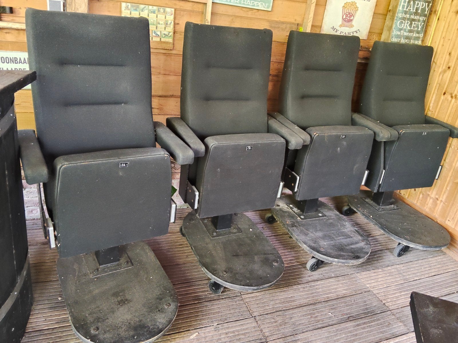 Verrijdbare Mancave Keet Stoelen - Gebruikt, Ophalen, Industrieel, Mancave, Bioscoop, Gebruikt, Zwart