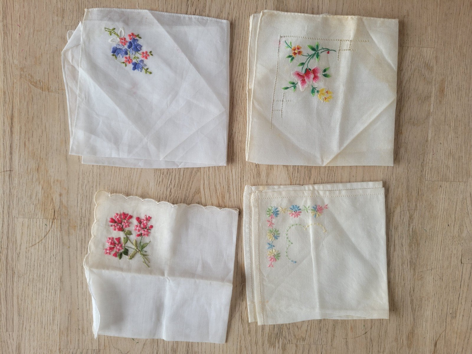 4 Vintage handgeborduurde dames zakdoeken met bloemenprint, Antiek en Kunst, Antiek | Kleden en Textiel, Ophalen of Verzenden
