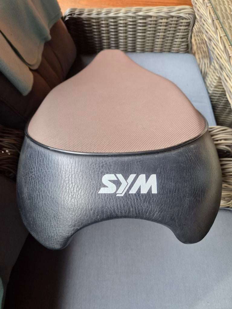 Buddyseat Sym Mio 50 - Comfortabel en Stijlvol, Fietsen en Brommers, Brommeronderdelen | Scooters, Ophalen of Verzenden, Gebruikt
