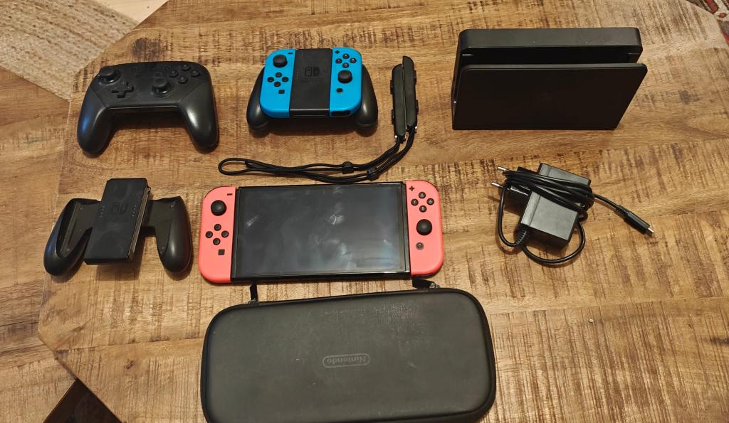 Nintendo Switch OLED, Spelcomputers en Games, Spelcomputers | Nintendo Switch, Zo goed als nieuw, Switch OLED, Met 3 controllers of meer