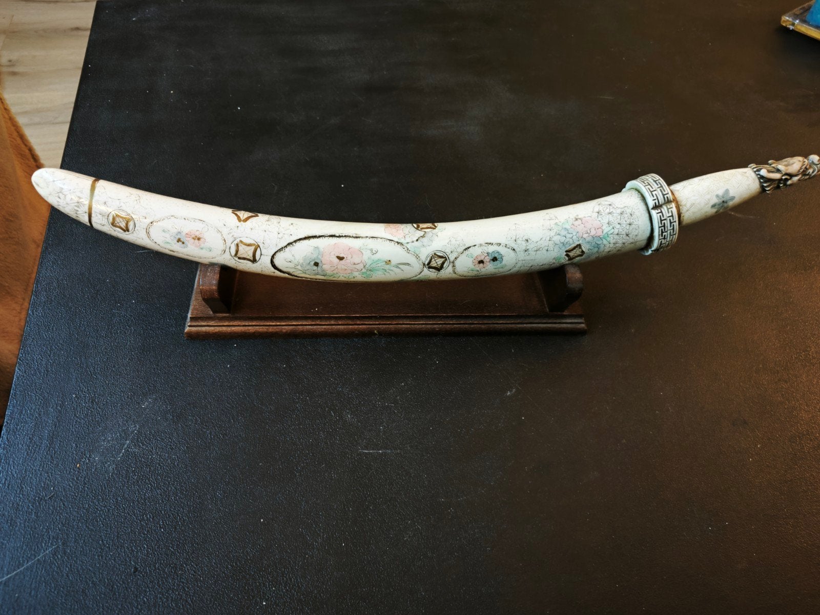 Decoratieve hoorn met drakenkop en bloemmotieven, Ophalen of Verzenden