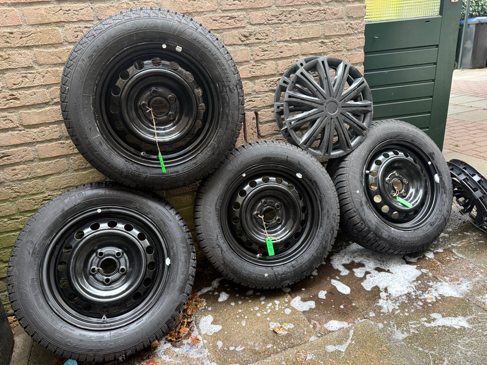 Complete set winterbanden + stalen velgen Toyota Yaris 2022, Ophalen, 15 inch, Banden en Velgen, 185 mm